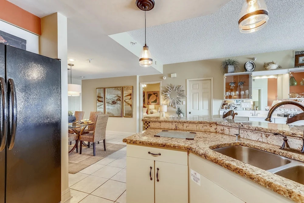 Waterview Yacht Club 532 is a 3 BR with Stunning views of the Pass by RedAwning