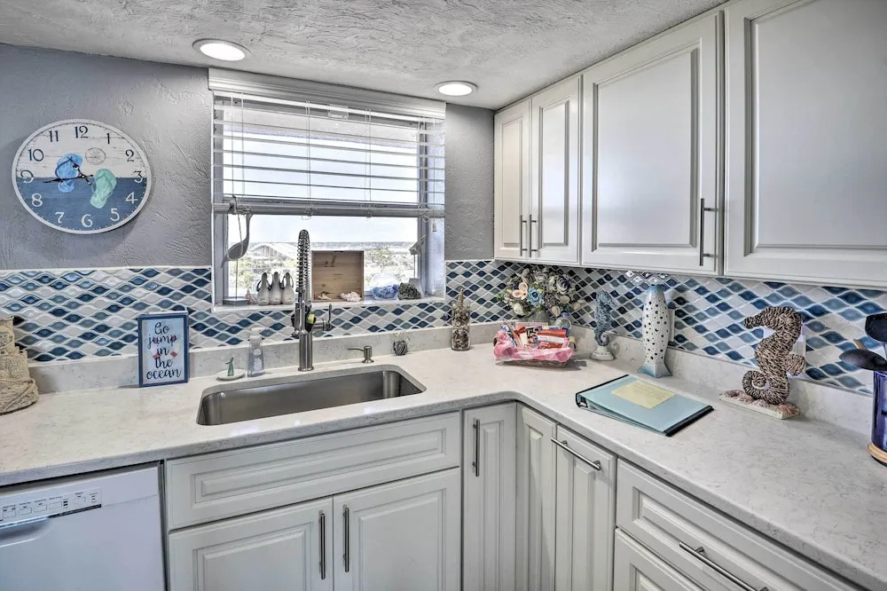 Walk to Ocean: Bright Daytona Beach Condo!