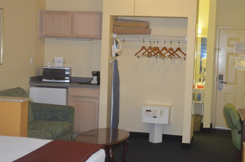 Howard Johnson Suites Central