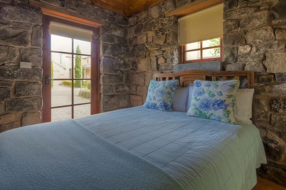 Breakfast Creek Cottage - Central bluestone cottage
