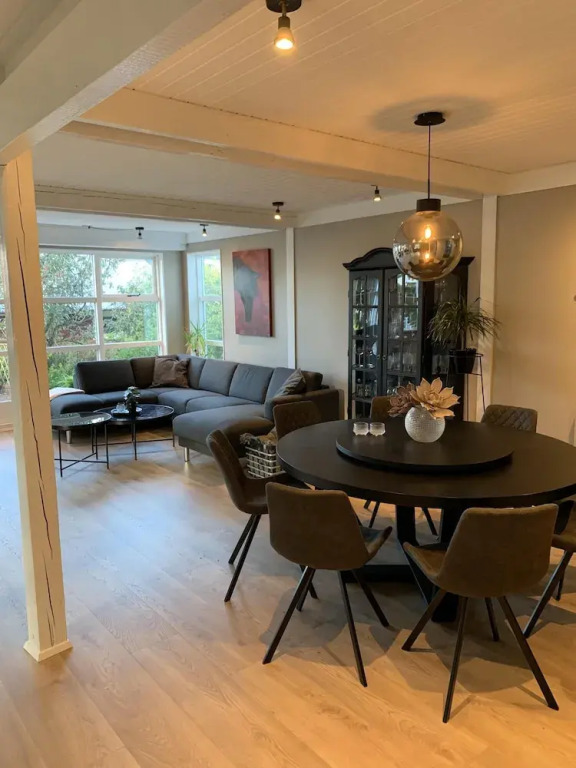 Great 8 Person House, Reykjavik, Free use of Car!