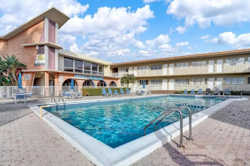 1 bedroom, 6 people - walk from the Beach, Shopping Mall and Restaurants