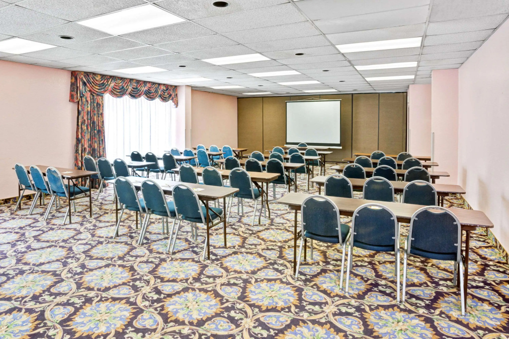 Days Inn & Suites by Wyndham Fullerton