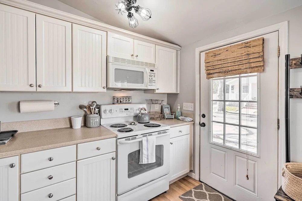 Bright Belmar Cottage < Half Mi to Boardwalk!