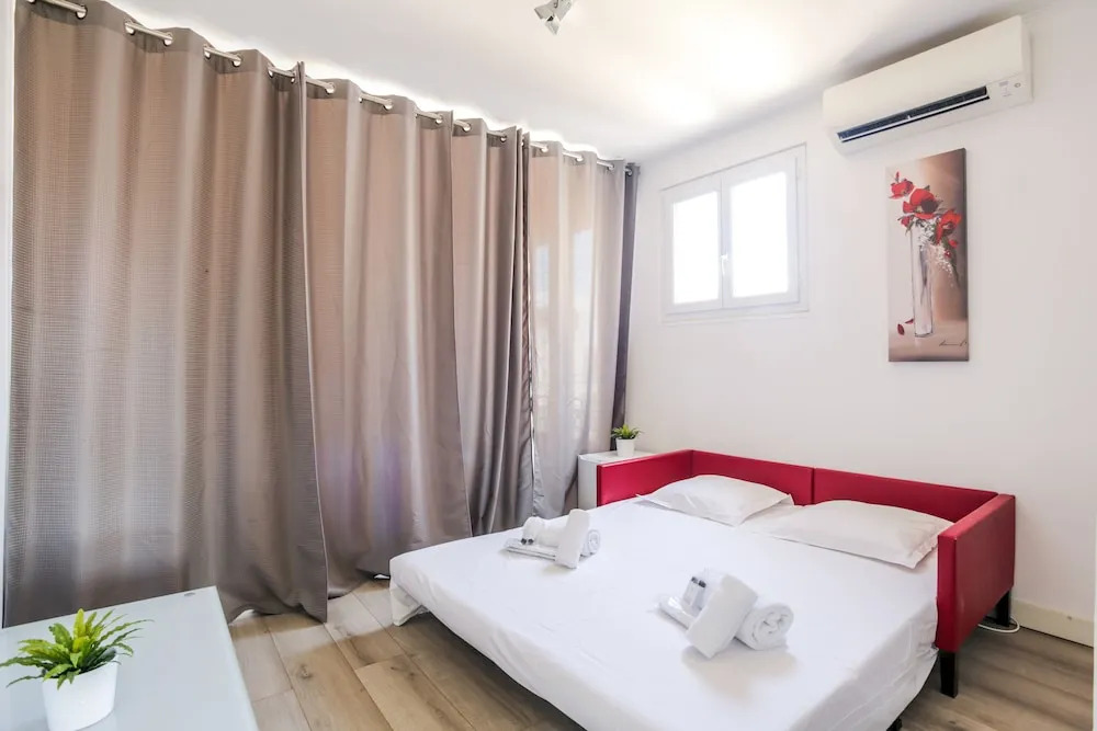 One BDRM large flat central A/C-Congress/Beaches by Weekome