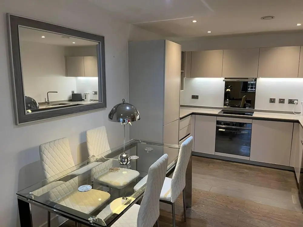 Luxury 2 Bed 2 Bath Apartment Central Location