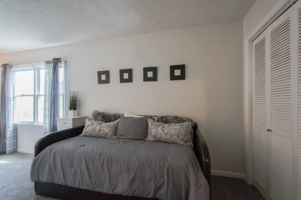 Charming 2BR Townhouse w Patio Walk to Main St