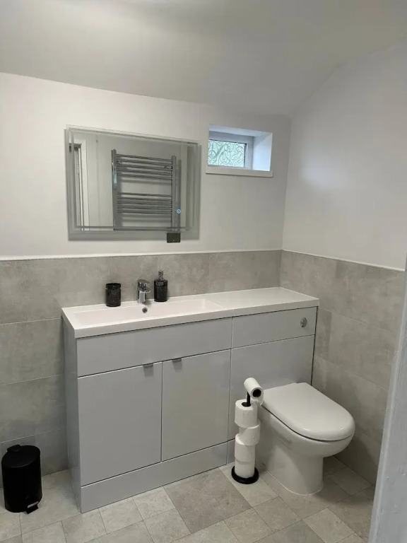 3 bed Chill Glouc With 3 Bedrooms and 1 Bathrooms