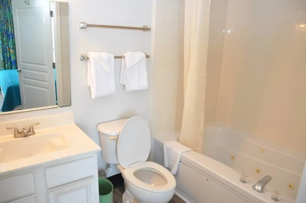 Baywatch Resort 1709 - 2 Br condo by RedAwning