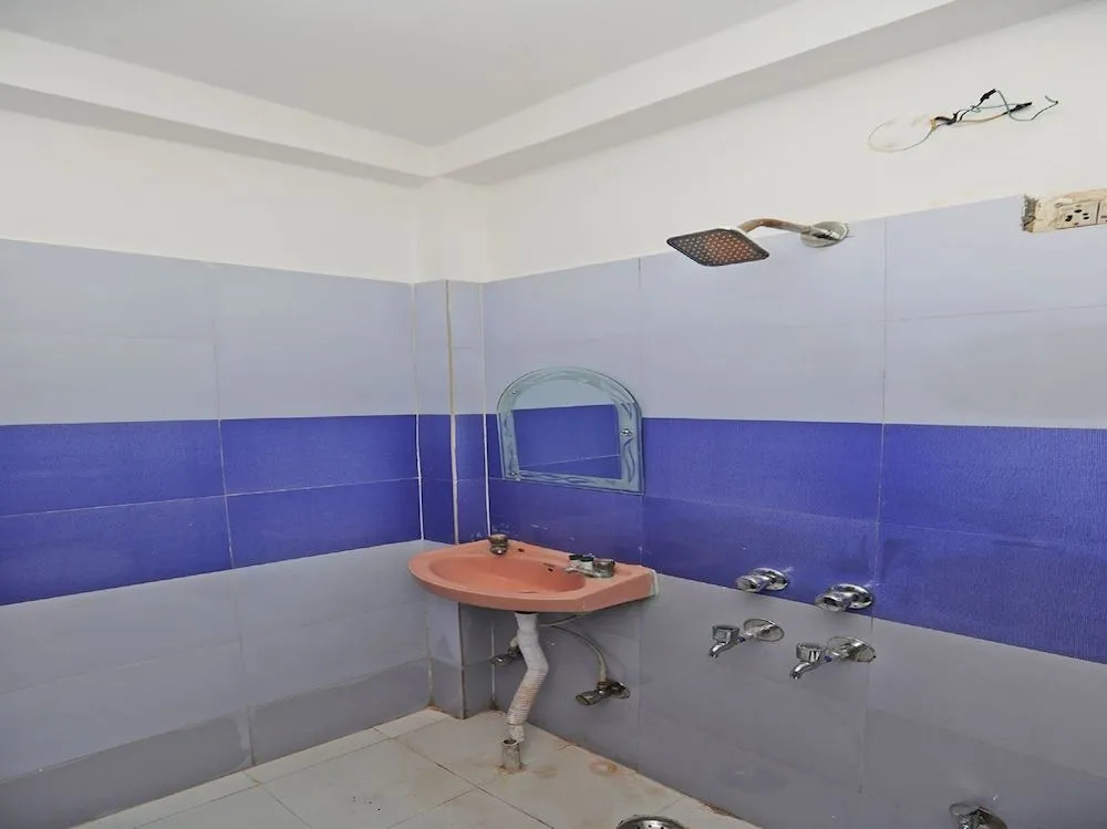 Gulshan Deluxe by OYO Rooms