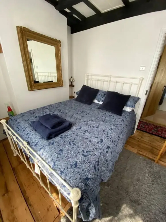 The Pepper Pot Sleeps 4 Sunlit Garden