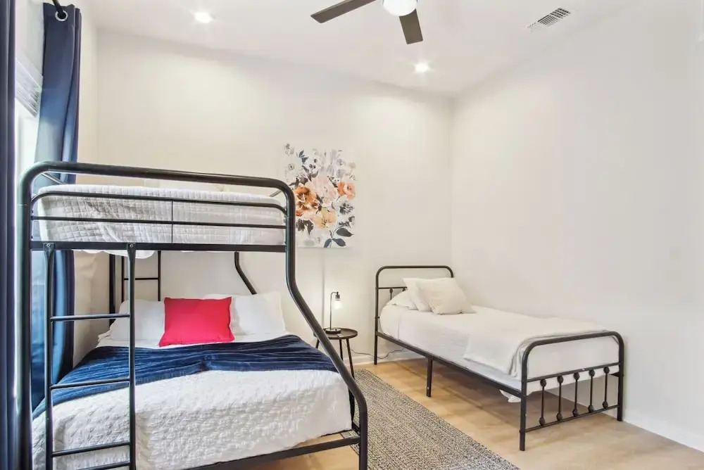 3br-2ba Cityscape Haven With Panoramic Tower View!