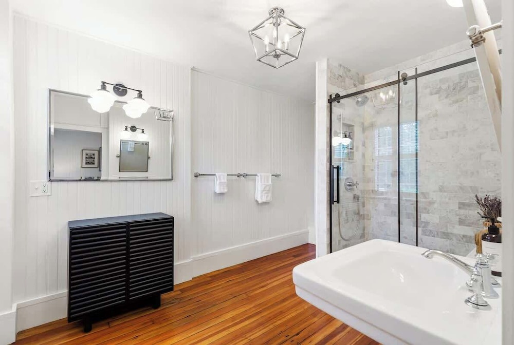 Driftwood Suite - Luxury Retreat in Newport