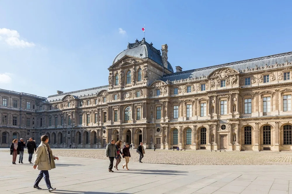 Cool Minimalism by the Palais-royal