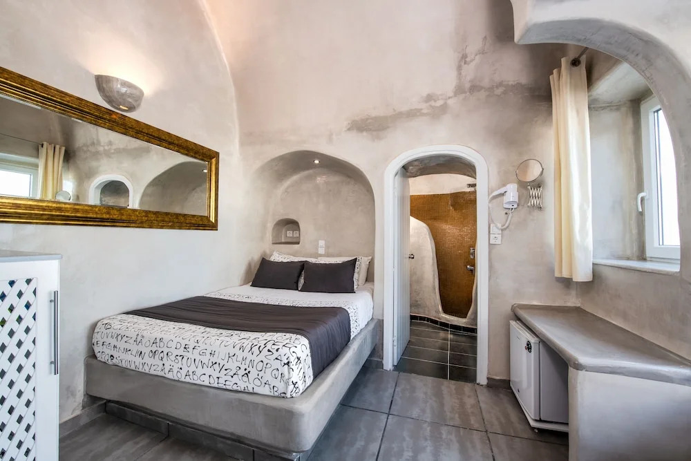 Katerinas Castle - Caldera Cave Hotel