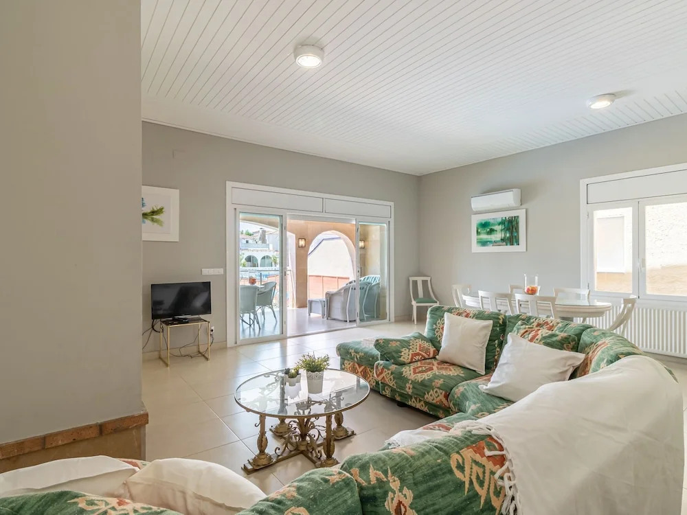 4 bedroom villa with pool in the channel of Empuriabrava