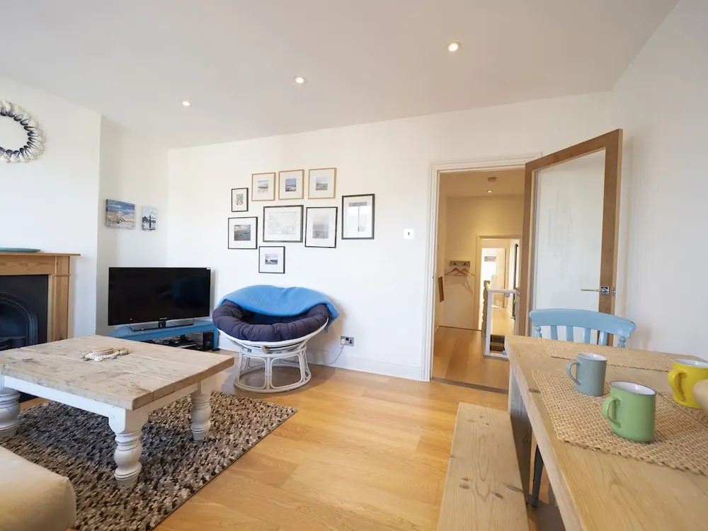 Sail Away - 2-Bed Apartment by the Beach