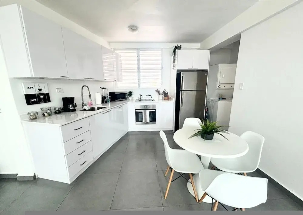 Centrally Located Sunny Apartment Walk to Beaches