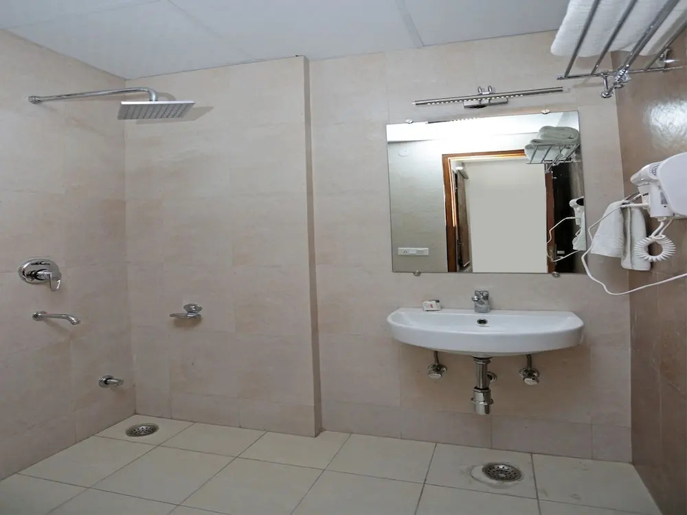 OYO 13435 Atithi Suites