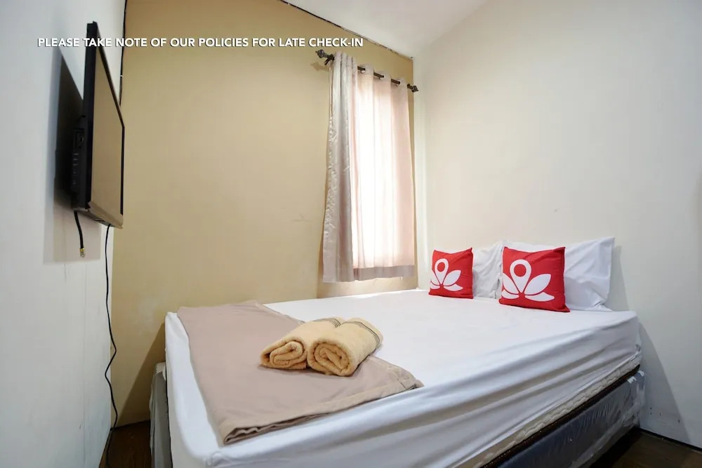 ZEN Rooms Radio Dalam