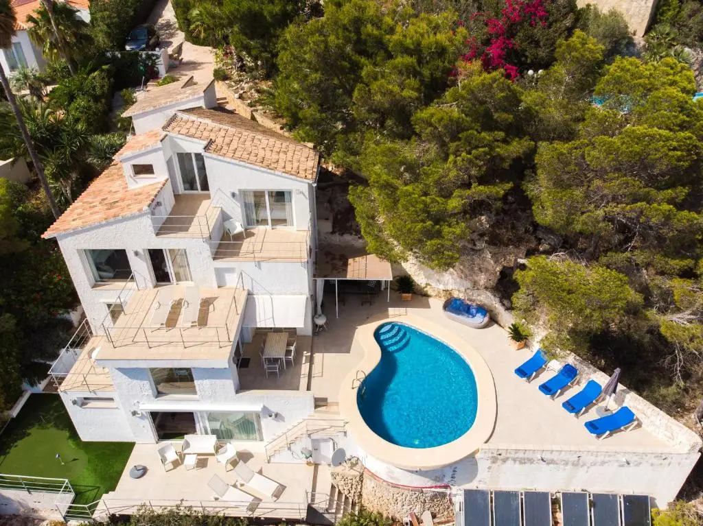 Villa Bombon by Aguilarent