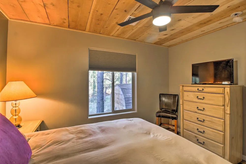 1 Mi to Rainbow Lake: Newly Built & Woodsy Retreat