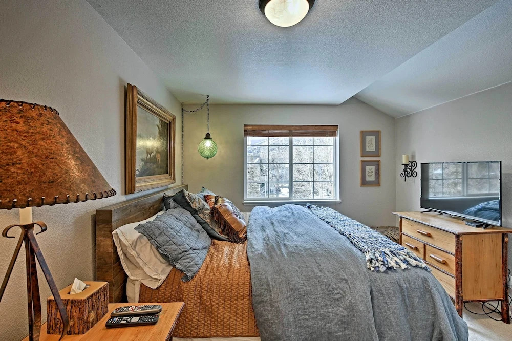 Steamboat Springs Condo w/ Hot Tub & Ski Bus!