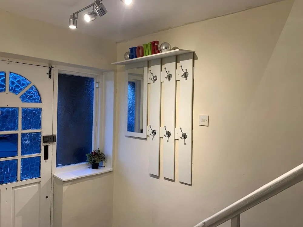 House Sleeps 6 With Garden, Parking