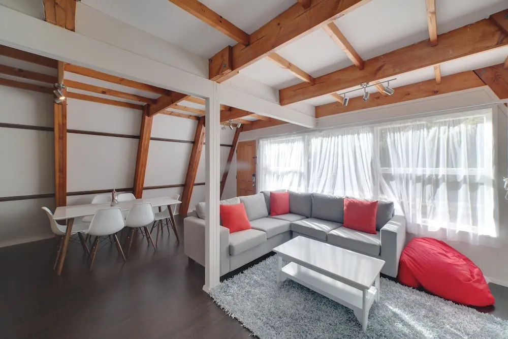 Awesome 3 bed Rotorua Lake House