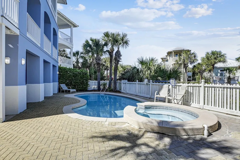 Paradise Pointe - Gorgeous 4 BR home with pool by RedAwning