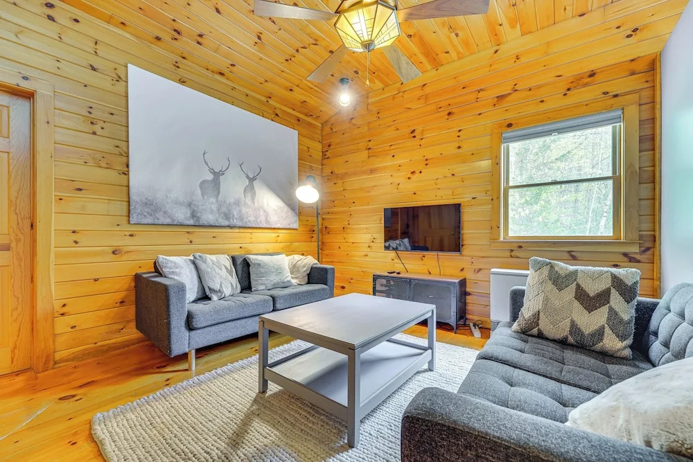 Picture-perfect Vermont Mtn Cabin w/ Hot Tub!