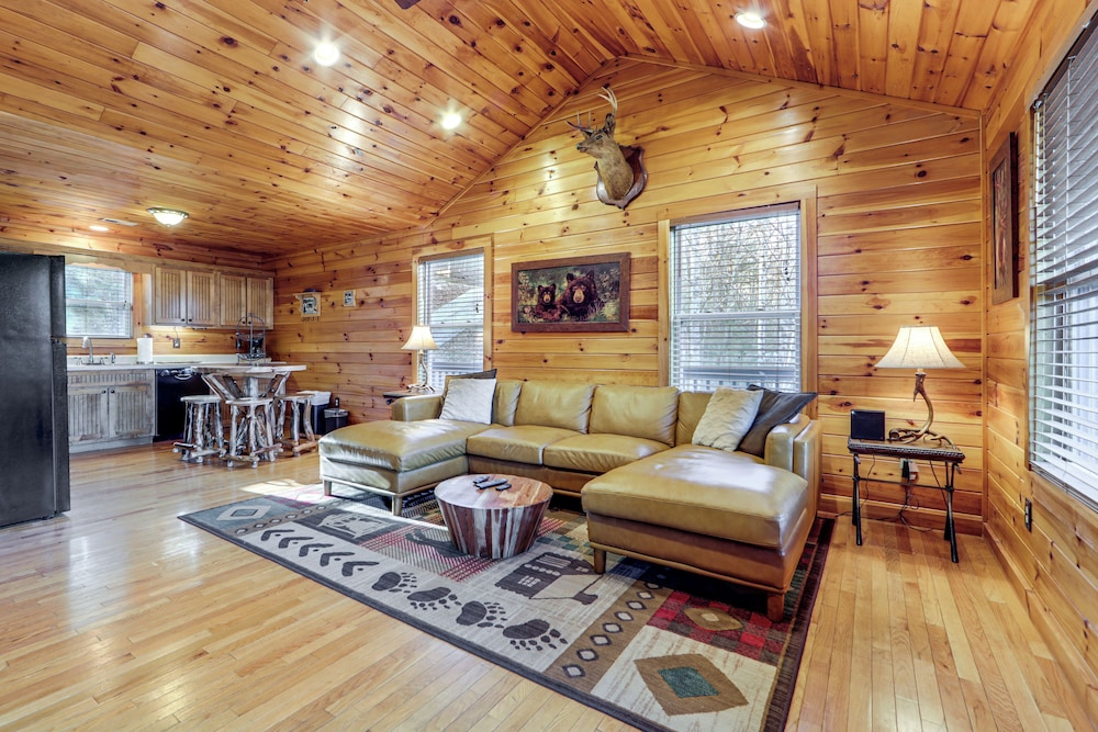 Mtn-view Getaway w/ Lake Access in Whittier!