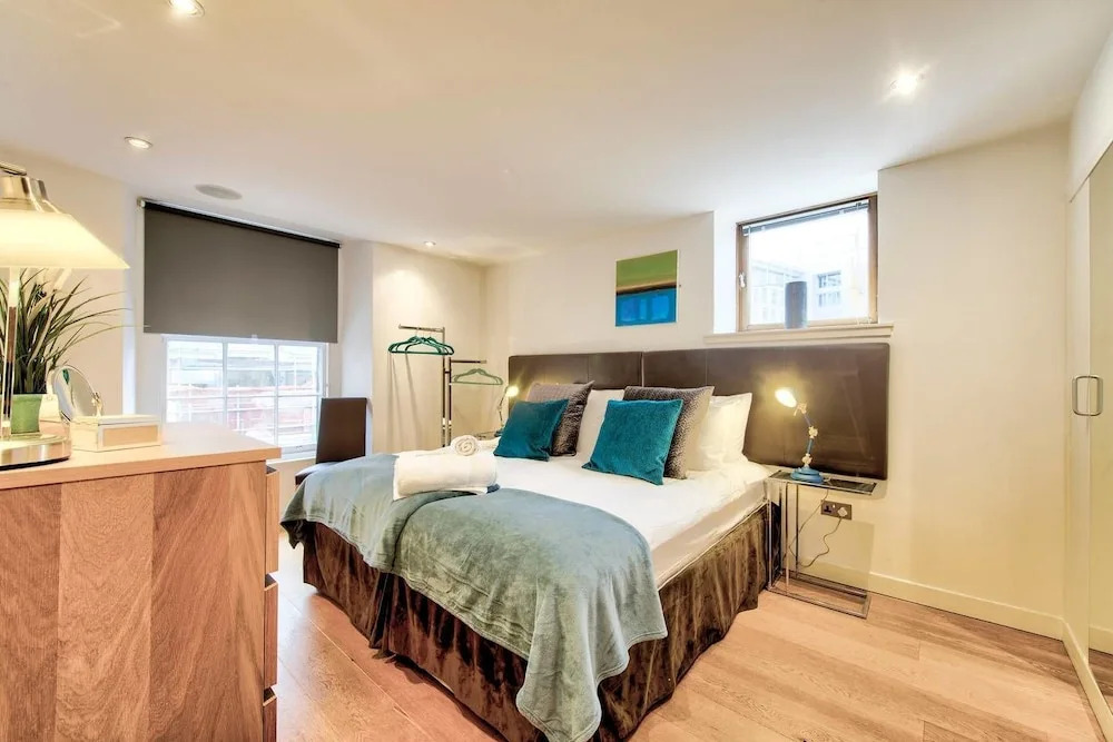 JOIVY Quiet Mews Street Apartment in the Heart of Edinburgh