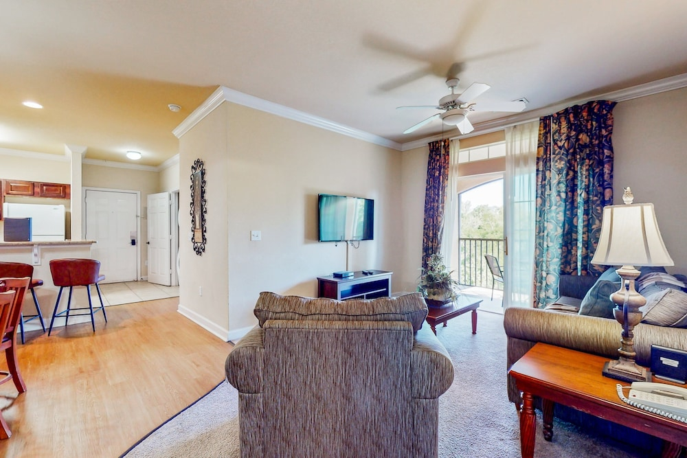 Resort Condo With Heated Pool, Gym, BBQ Area, Balcony, W/d, Children's Pool, AC
