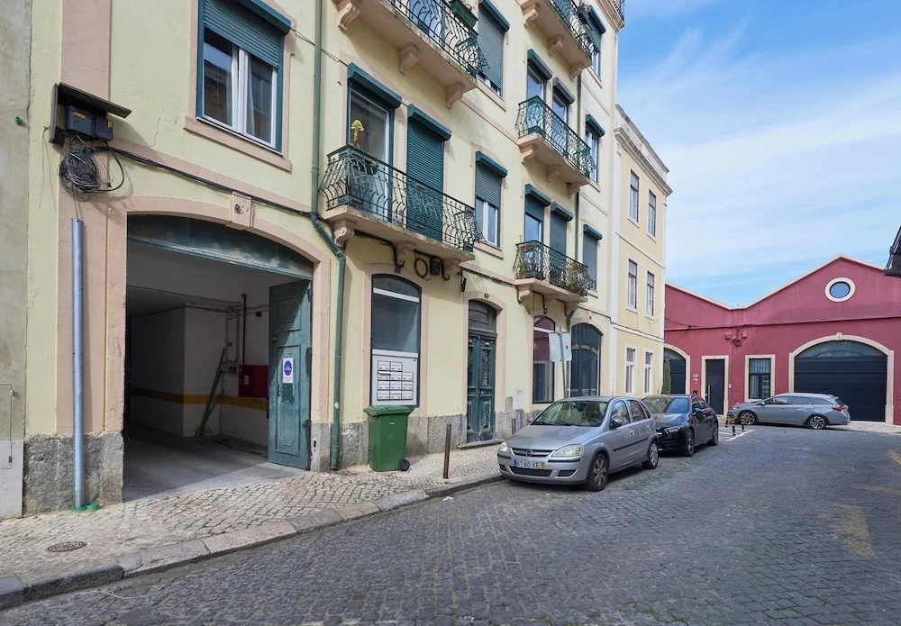 Bright Apt W Balcony, Ac, Parking, By Timecooler