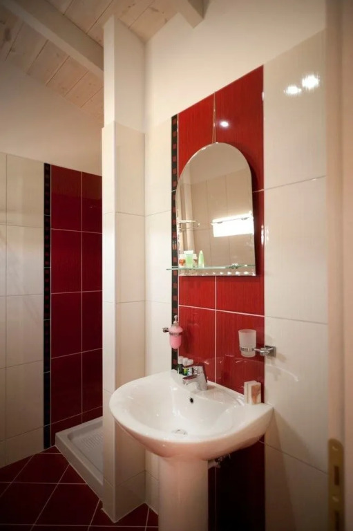 Nikolas Suites