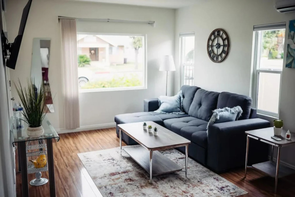 CHARMING 2-BEDROOM BUNGALOW HOME IN GLENDALE  (p4)