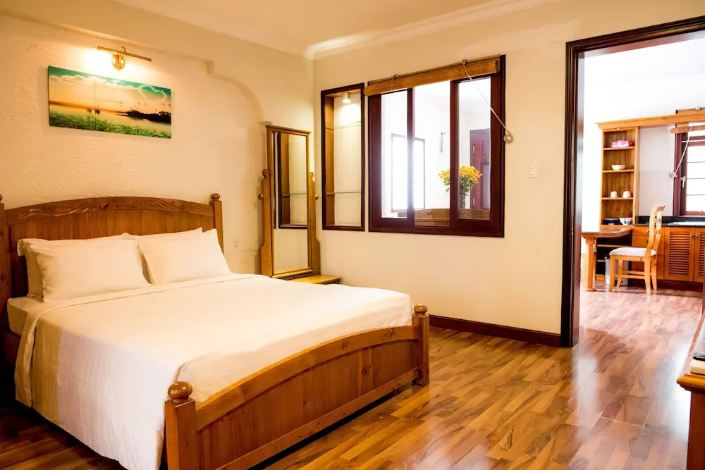 Dlux Saigon