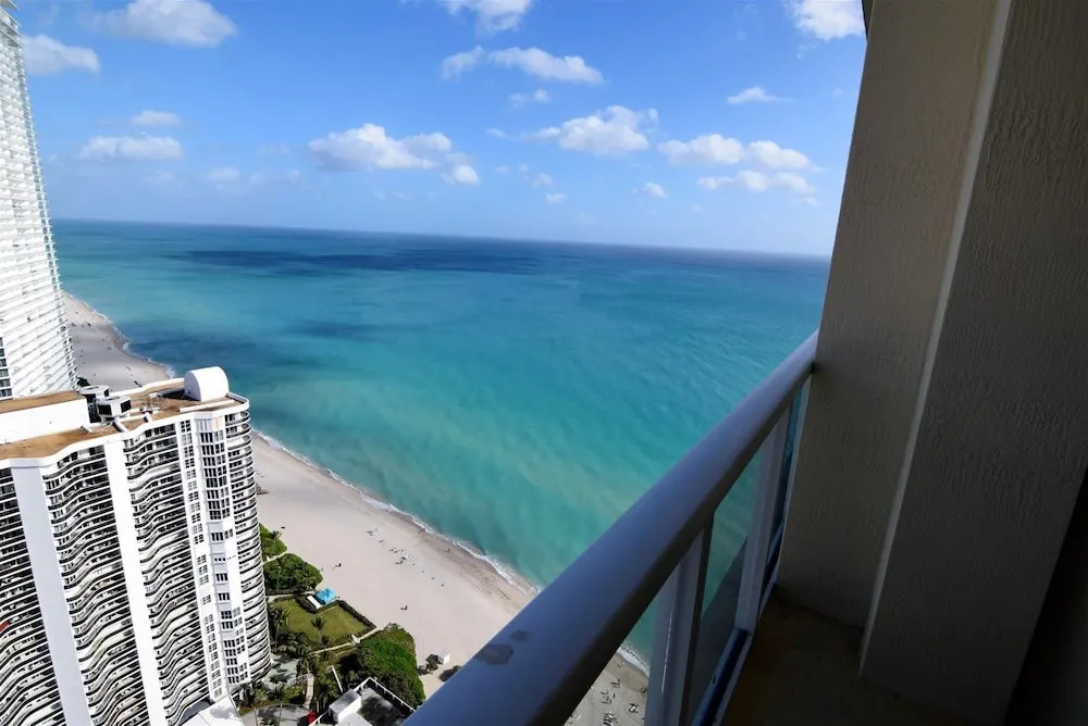 Amazing 4 Bedrooms, 5 Bath + Den Penthouse At La Perla