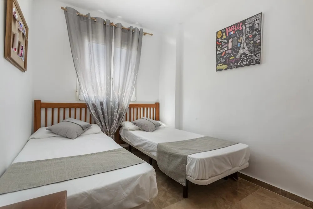 Beautiful 2-Bed first beach line apartment for 6