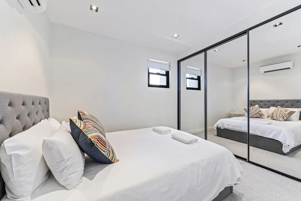 HomeHotel High-End 3 Bedroom Terrace with Parking