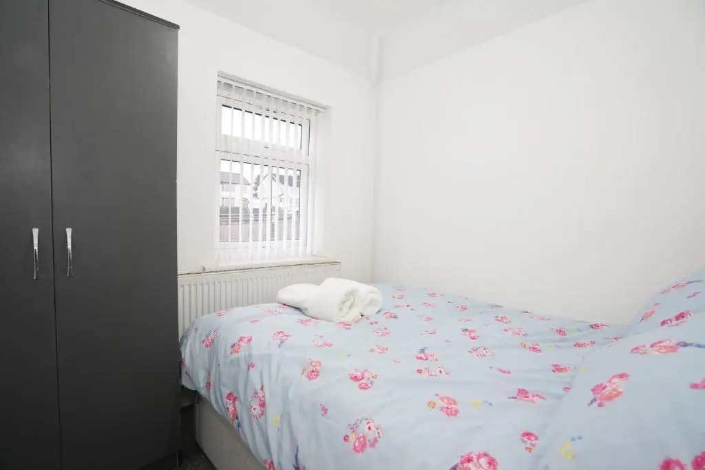 BIRMINGHAM COPLOW, 3 bedrooms house, with 6 beds, 2x doubles beds, 3x singles beds and 1 sofa-bed,sleeps people