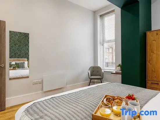 Gorgeous Beach-Front 2-Bed Apt w/ Free Gym & PKG