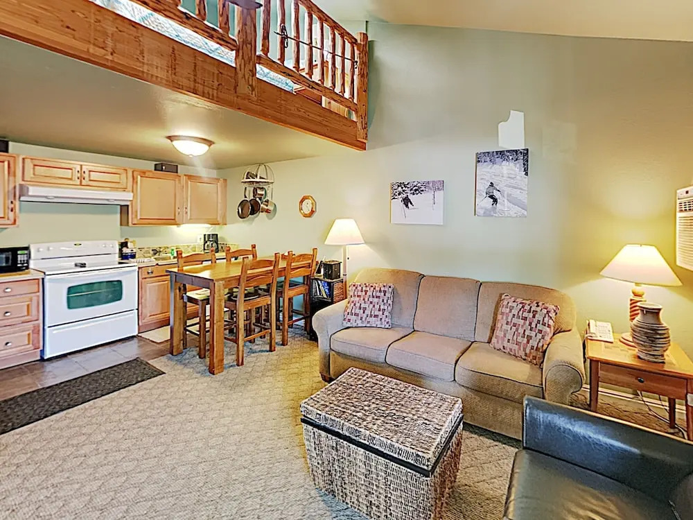 Choice Ski Haven W/ Pool & Hot Tub: Mins To Slopes 1 Bedroom Condo