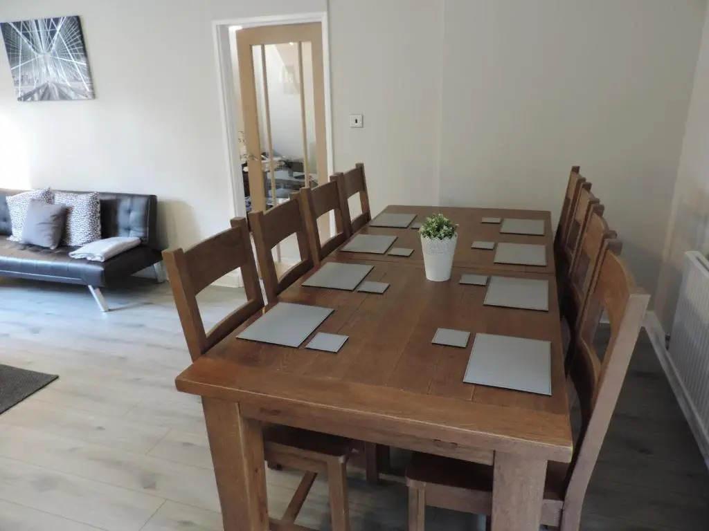 5 Bed Camberley Airport Accommodation