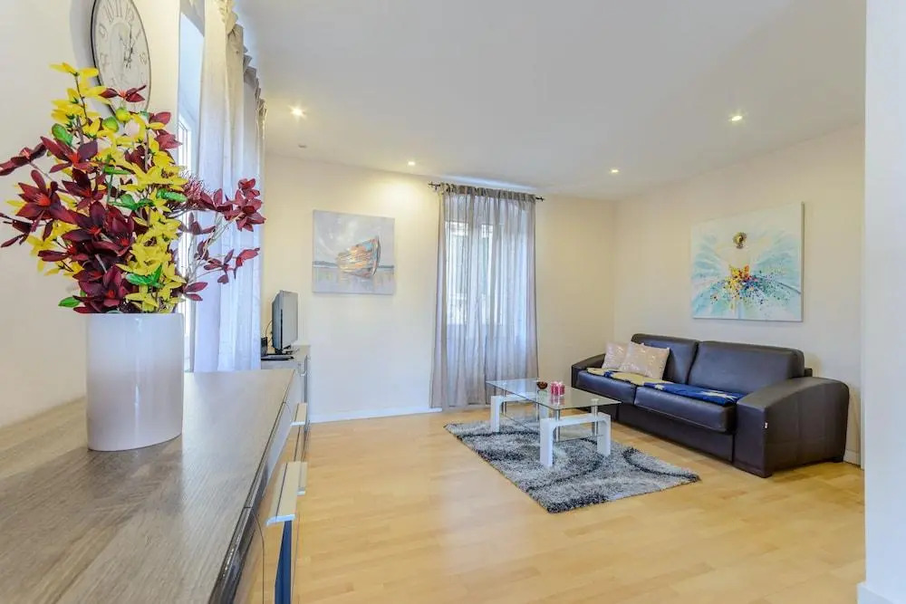 InMotion Luxury Rooms
