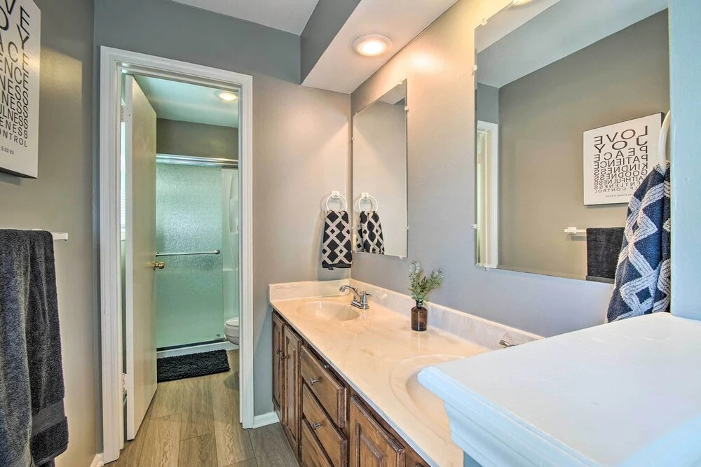 Modern Townhome w/ Fireplace: Near Stoll Park