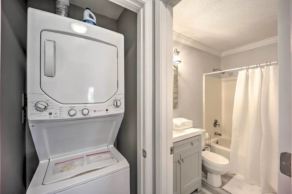 Updated Wilmington Retreat ~ 2 Miles to Uncw!