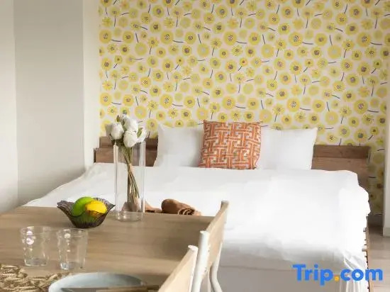 Shinjuku | Maximum 4ppl | Queen×2 | 3-minute walk from the station | 42sqm private | 702