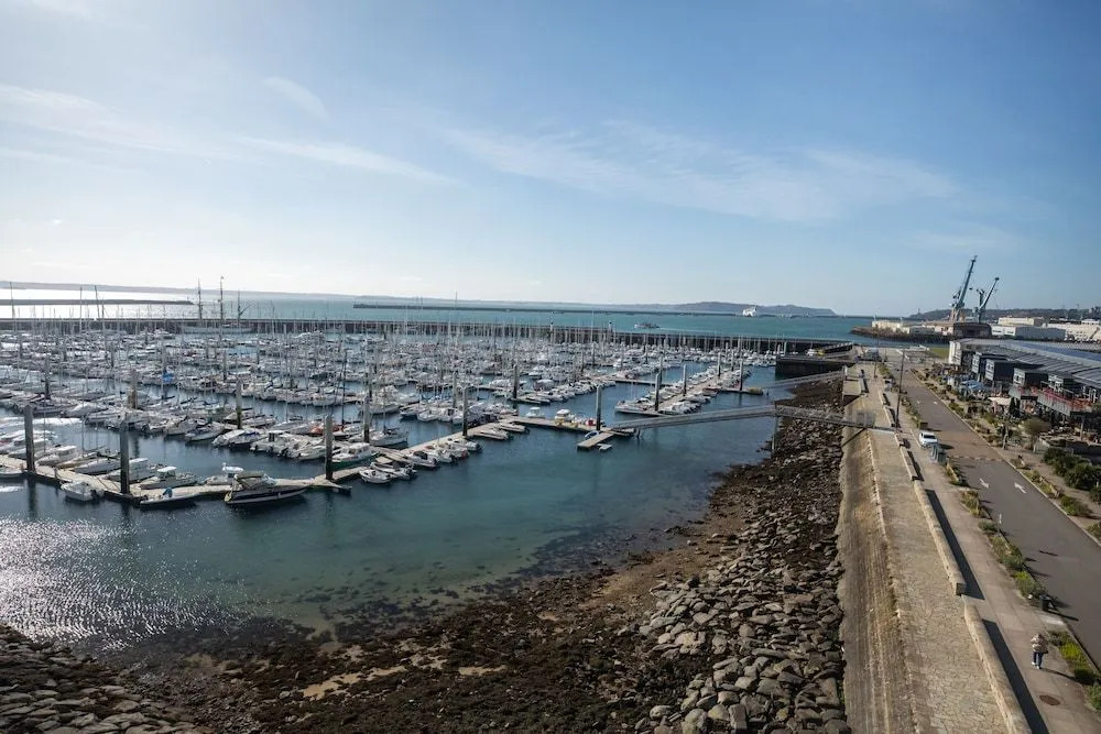 Le Barracuda & Spa, pieds dans leau, vue mer, espace bien-être offert